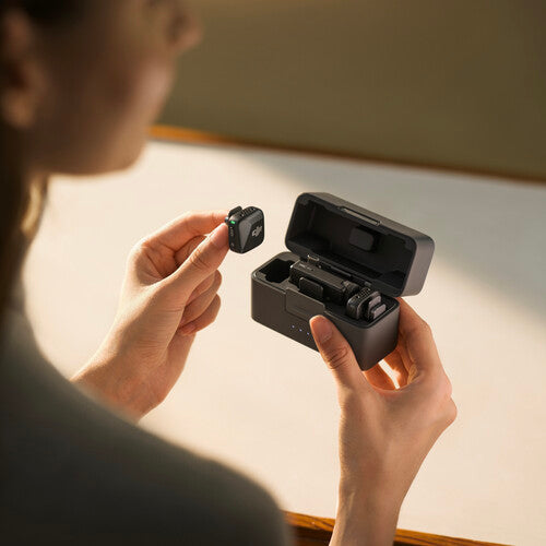 DJI Mic Mini Compact Wireless Microphone System for Camera & Smartphone (2.4 GHz) DJI Mic Mini Compact Wireless Microphone System for Camera & Smartphone (2.4 GHz)